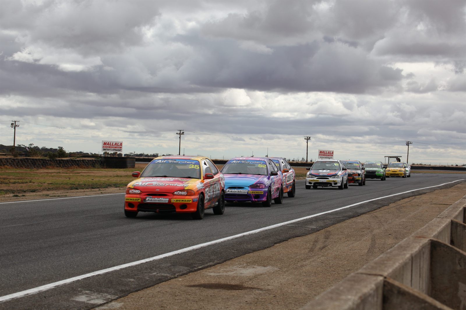 Field of cars on a race circuit